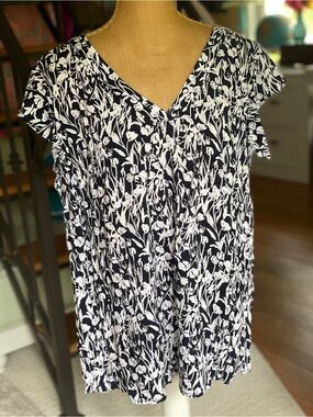 NWT Jones & Co. Floral V-neck Blouse